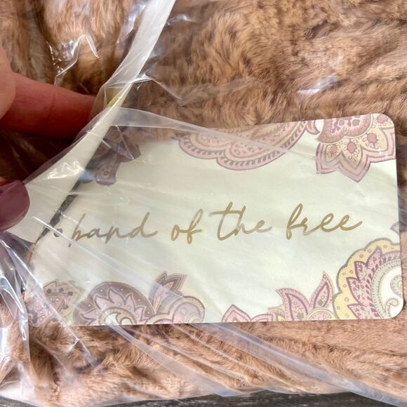 Band of the Free Angel Faux Fur Hooded Jacket in Butterscotch. Size Medium. NWT! - Picture 7 of 9